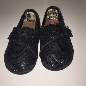 Toddlers Glitter Toms shoes.